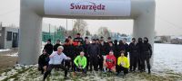 Uczniowie stojący przy starcie biegu