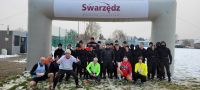 Uczniowie stojący przy starcie biegu