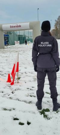 Uczeń stojący przy starcie biegu