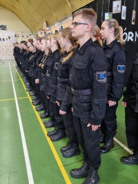Uczniowie z klasy policyjnej w czasie uroczystości.