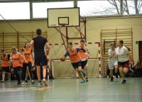Uczniowie podczas gry w koszykówkę