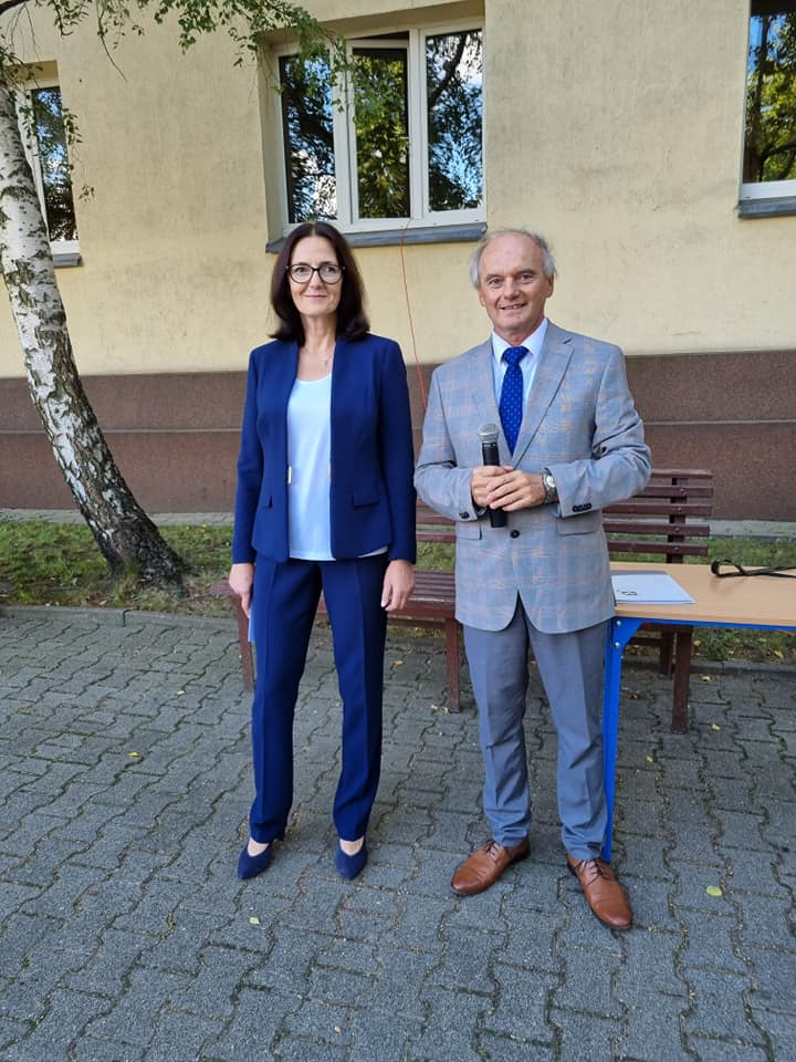 Na zdjęciu dyrektor szkoły Małgorzata Szomek i Wojciech Hoffmann
